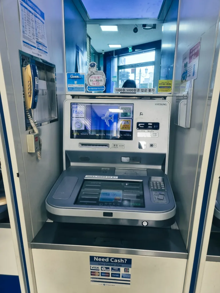 Bankautomat_in_der_Filiale_in_Südkorea_adventurous_travel_life