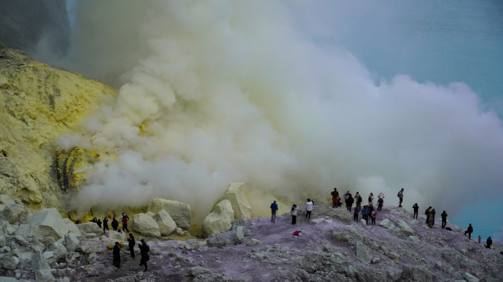 Die-mystische-Schönheit-des-Mount-Ijen-Ein-unvergessliches-Abenteuer-in-Indonesien (1)